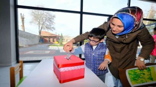 Minicik elleri yüreklere dokundu