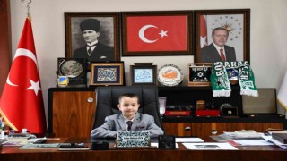 Minik başkan koltuğa oturdu, şenliklere davet etti