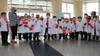 Minik doktorlar bayramlarını sağlık çalışanlarıyla birlikte kutladı