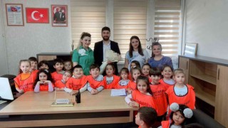 Minik öğrenciler polis amcalarının haftasını kutladı