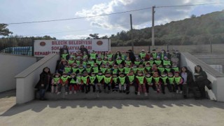 Minik öğrenciler sokak hayvanlarına mama ve su verdi