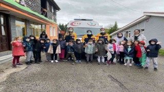 Minik öğrencilere acil sağlık hizmeti ve ambulanslar tanıtıldı
