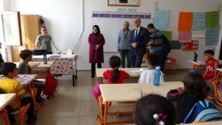 Minik öğrencilerin bayram hediyeleri dağıtıldı