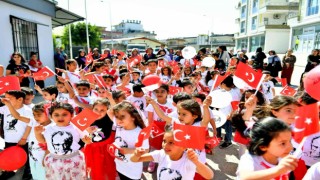 Minikler 23 Nisan coşkusunu sokaklara taşıdı