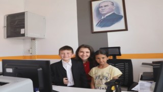 Minikler nüfus memuru oldu