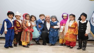 Minikler, rengarenk giysileriyle Başkan Gültakın günün aydınlattılar