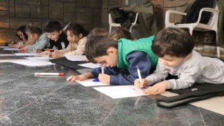 Minikler resim yaparak ve uçurma uçurarak doyasıya eğlendi