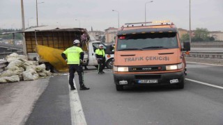 Mısır yüklü kamyonet yola devrildi