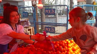 Moğolistanlı öğrenci pazar tezgahında portakal sattı