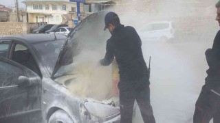 Motor kısmında duman yükselen araca itfaiye ekipleri müdahale etti