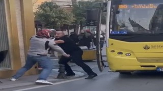 Motosikletli sürücü, elindeki bıçakla İETT otobüsü şoförüne saldırdı