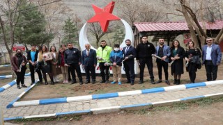 Müdür Gür, polislere gül takdim etti