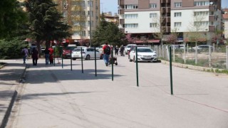 Mülk sahibiyle belediyenin anlaşmazlığı sokağı ortadan ikiye böldü