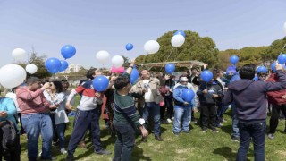 Muratpaşada balonlar otizmde farkındalık için havalandı