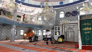 Muratpaşada camilerde bayram temizliği