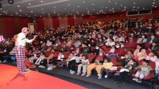 Nazillide 2 bin 500 çocuk tiyatro ile buluştu