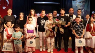 Nazillide minikler bayram coşkusunu tiyatro ile taçlandırdı