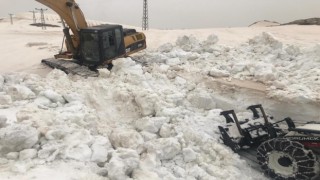 Nisan sonu Şırnakta 10 metreyi bulan karda yol açma çalışmaları devam ediyor