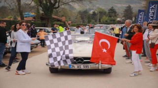 Nostaljik otomobiller kıyasıya yarış için Sakarya sokaklarına indi