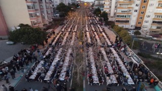 O şehirde bir cadde kapandı: 5 bin kişi aynı sofrada buluştu