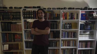 Öğrenci evine bin kitaplık kütüphane kurdu