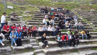 Öğrenciler antik kentte kitap okudu