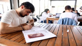 Öğrenciler Büyükşehir Belediyesinin kütüphanesinde sınava hazırlanıyor