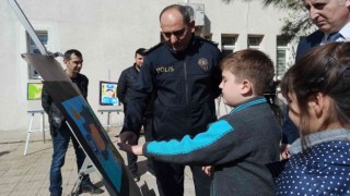 Öğrenciler hayallerindeki polisi resimleriyle anlattı