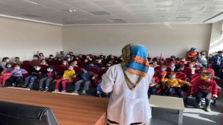 Öğrenciler sağlıklı beslenmeyi uzmanından öğrendiler