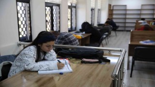 Öğrenciler sınavlara okuma salonlarında hazırlanıyor