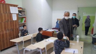 Öğrencilere yiyecek ikramında bulundu