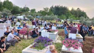 Öldürülen anne ve oğlu yan yana toprağa verildi