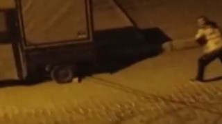 Önce kablo çalmaya çalıştı, sonra tepki gösteren vatandaşa elindeki aleti fırlattı