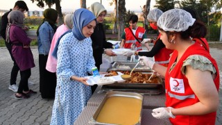 Osmaniye Kızılay'ı, OKÜ öğrencilerine iftar yemeği verdi