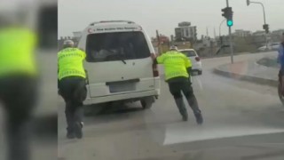 Osmaniye trafik polisleri, yolda kalan sürücünün minibüsünü itti