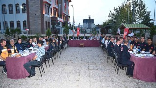 Osmaniye Valisi Yılmaz, 112 Acil çağrı merkezinde iftar sofrasına katıldı