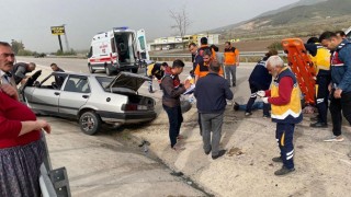 Osmaniye'de Kontrolden çıkan otomobil bariyerlere çarptı: 4 yaralı