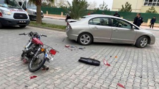 Osmaniyede motosiklet otomobile çarptı: 2 yaralı