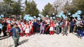 Otizm Farkındalık Günü mavi balonlar uçurularak kutlandı