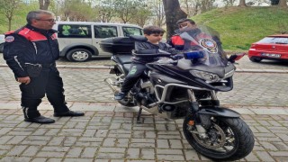 Otizmli çocuklardan polislere ihbarlı sürpriz
