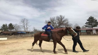 Otizmli öğrenciler, atlı terapi merkezinde özgüven kazanıyor