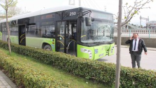 Otobüsün çarptığı araç duvara çarparak durabildi