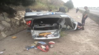 Otomobil devrildi, 2 kişi ölümden döndü