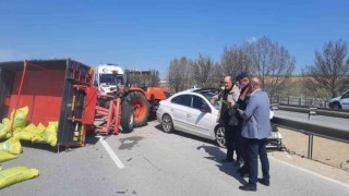 Otomobil traktöre çarptı: 2 yaralı