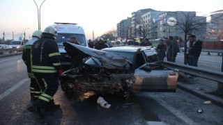 Otomobilin çarptığı aydınlatma direği 2 otomobilin üstüne devrildi: 6 yaralı
