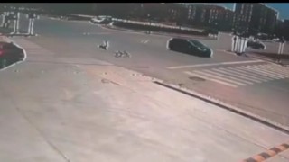 Otomobilin çarptığı bisiklet sürücüsü metrelerce sürüklendi