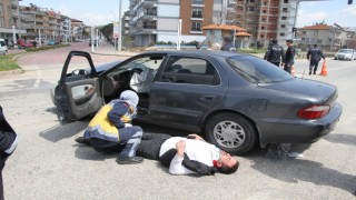 Otomobiller kavşakta çarpıştı: 1 ağır yaralı