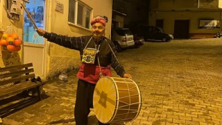 (Özel) 75 yaşındaki davulcu, köyü sahura kaldırıyor