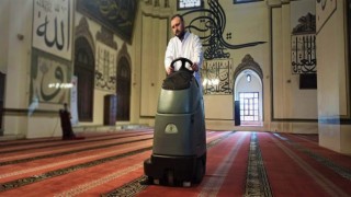 (Özel) Bursa Ulu Camide Ramazan temizliği