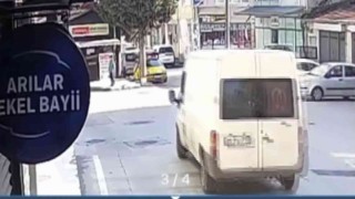 (Özel) Freni boşalan minibüs ağaca çarparak takla attı. O anlar güvenlik kamerasına yansıdı